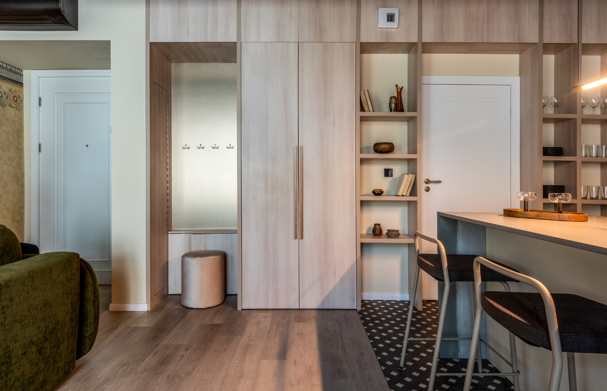 NOBILIS APARTMENTS Grodzka 28 – przedpokój z zabudową szafy i drewnianymi półkami