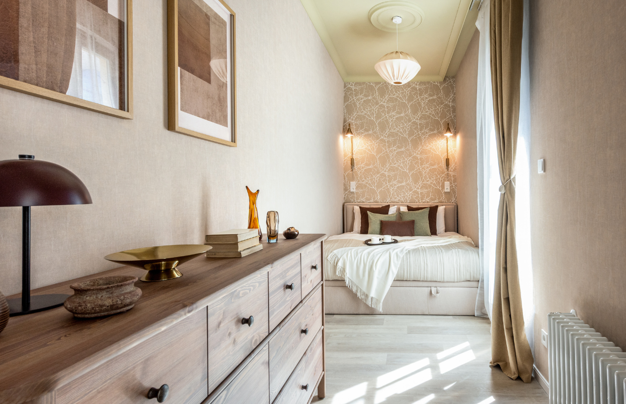 NOBILIS APARTMENTS Grodzka 28 – sypialnia z drewnianą komodą i dekoracjami